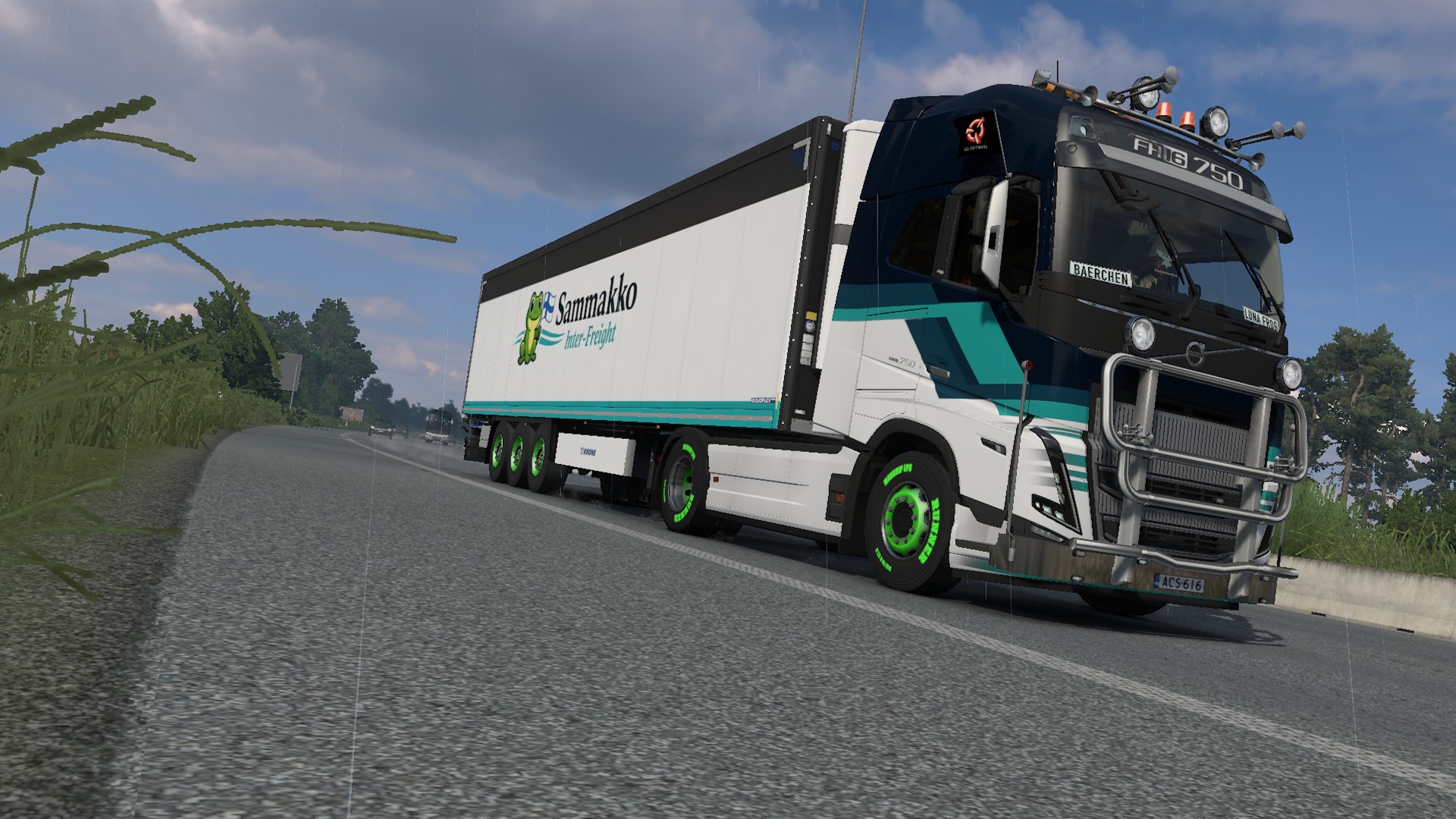 Sammakko truck in a city setting